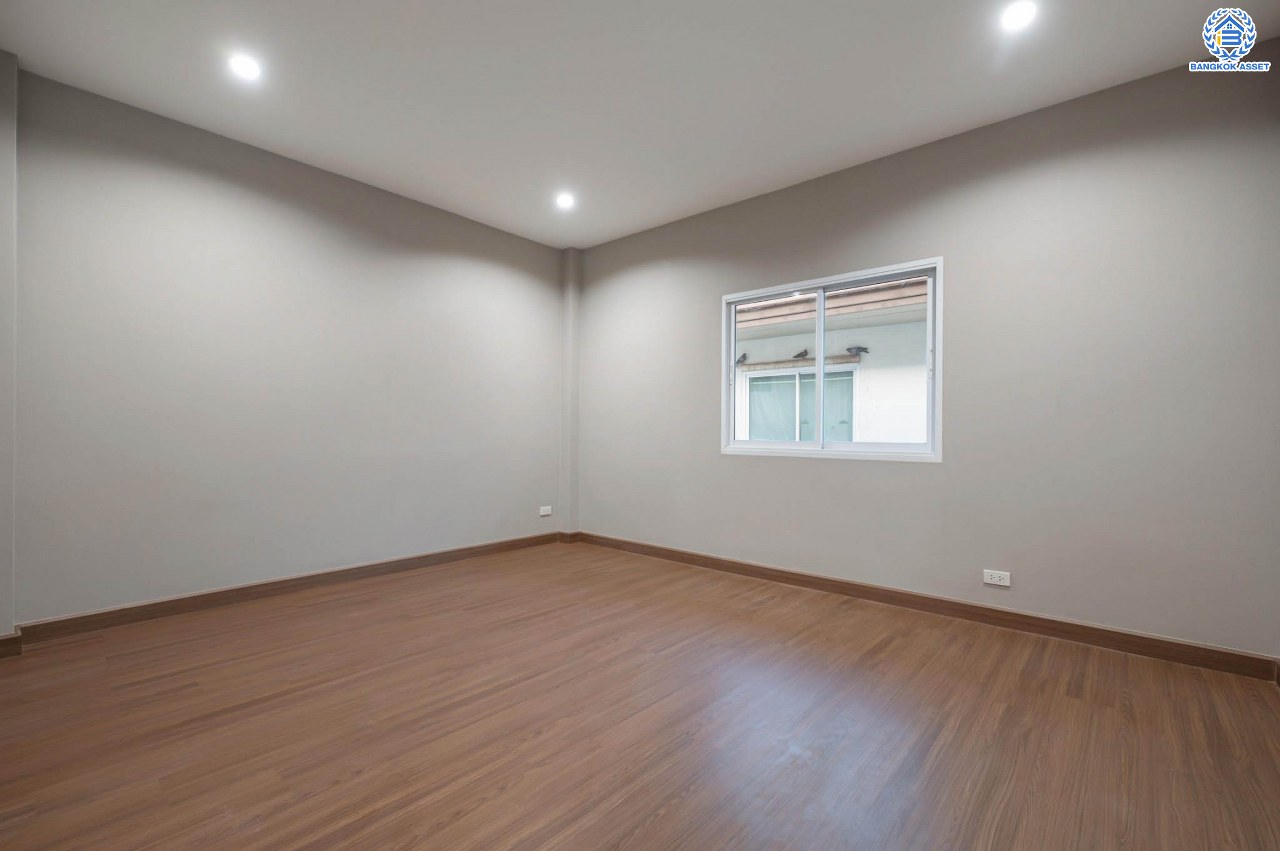 บ้านมือสองตกแต่งใหม่ โครงการ เดอะเวอรีเดียนโฮม กาญจนาภิเษก เนื้อที่กว้าง 75 ตร.ว. ฟังก์ชัน 3 ห้องนอน 4 ห้องน้ำ 1 ห้องอเนกประสงค์ 1 ห้องแม่บ้าน จอดรถได้ 2 จอด บนทำเลดี ติดถนนกาญจนาภิเษก เชื่อมต่อถนนรัตนาธิเบศร์ ถนนนครอินทร์ ถนนกาญจนาภิเษก ใกล้รถไฟฟ้าสายสีม่วง "สถานีตลาดบางใหญ่" และจุดขึ้นทางด่วน "ศรีรัช"...